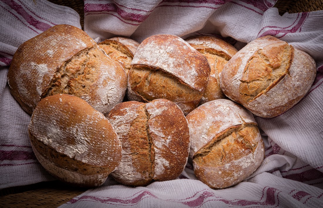 Cesta de pães rústicos recém-assados