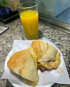Sanduíche natural com suco de laranja da Flor das Américas